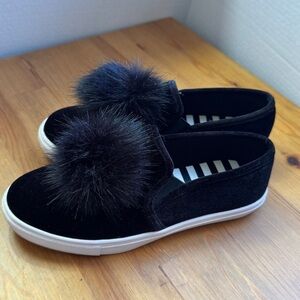 Betsy Johnson slip on black shoes with fur size 7